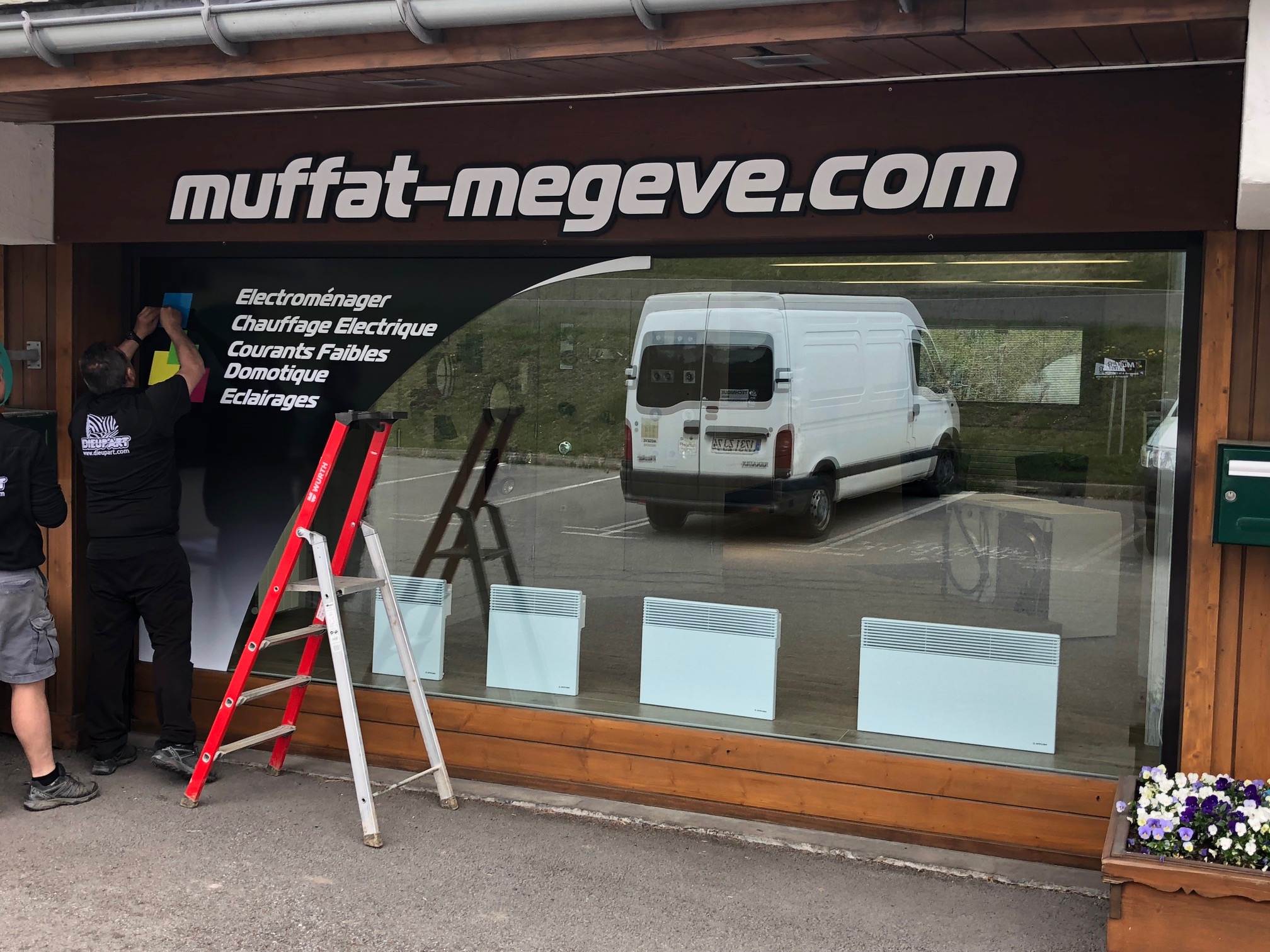 Muffat-megeve-vitrine-publicitaire