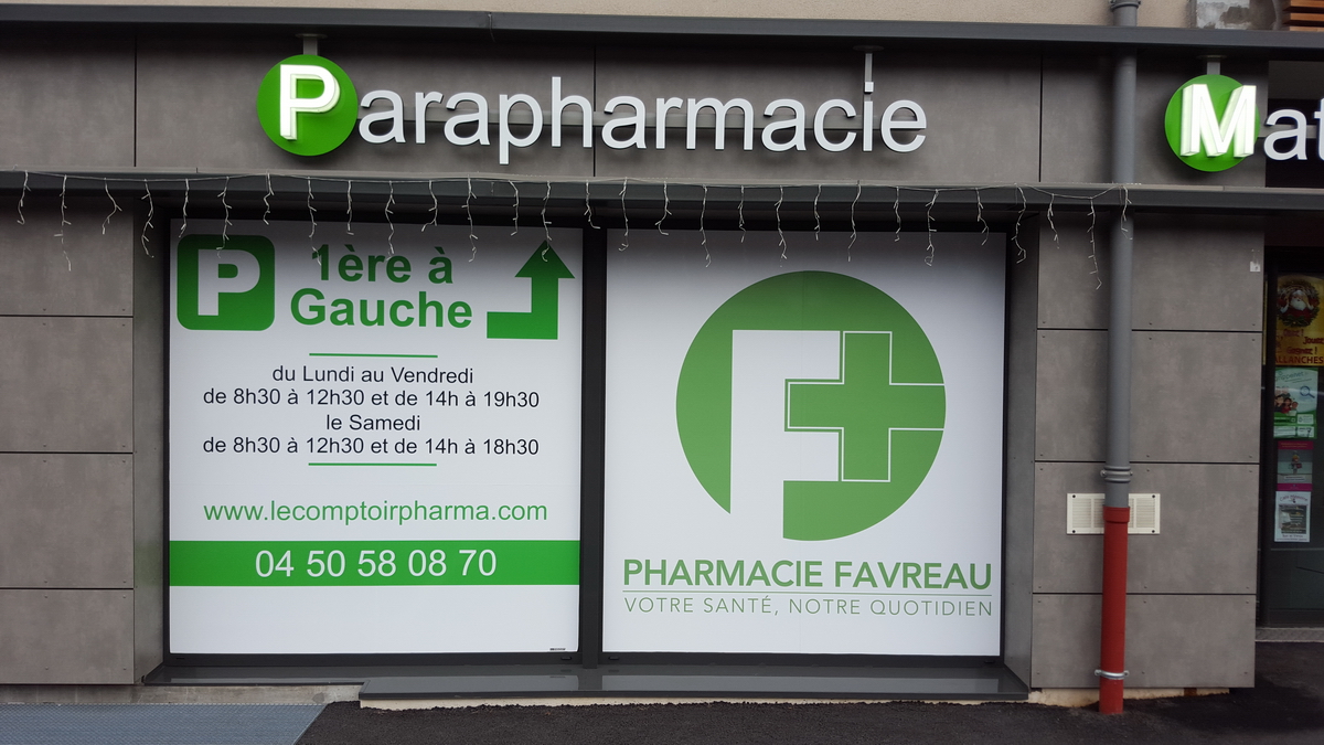 Pharmacier-favreau-vitrine-publicitaire