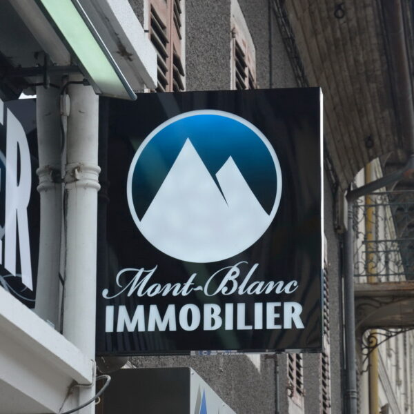 Enseigne Drapeau Mont-Blanc immobilier