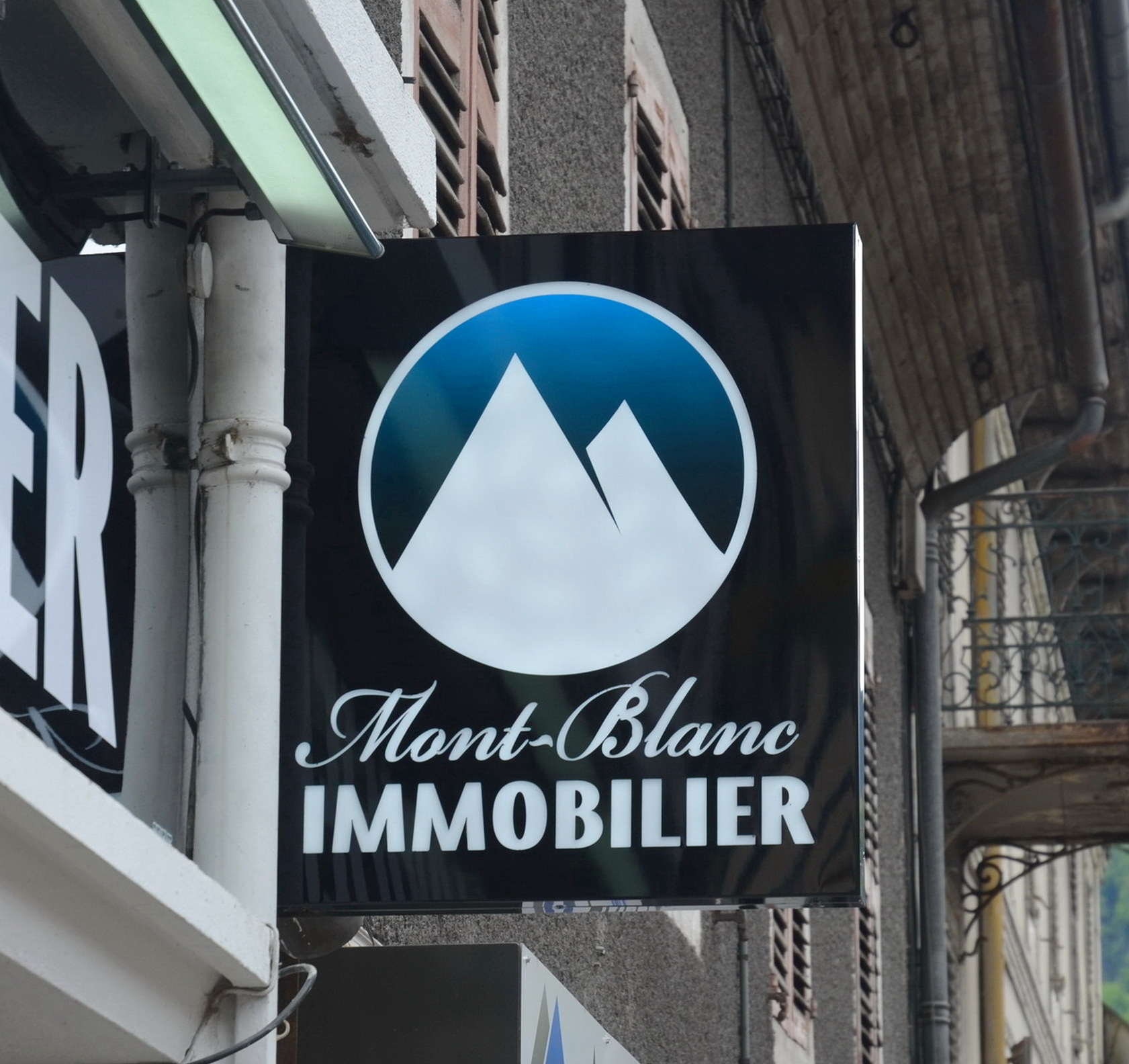 Enseigne Drapeau Mont-Blanc immobilier