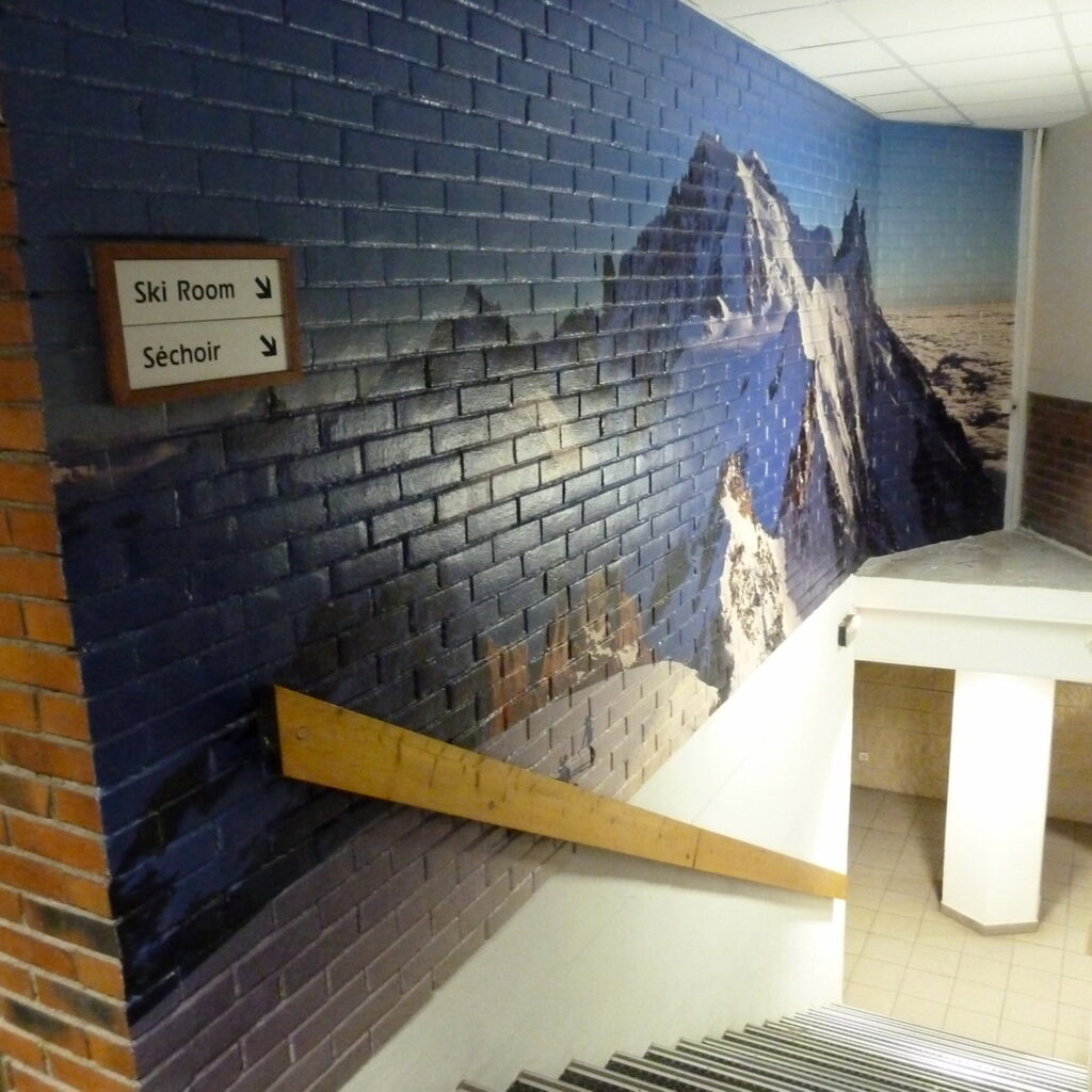 ENSA décoration mur de brique
