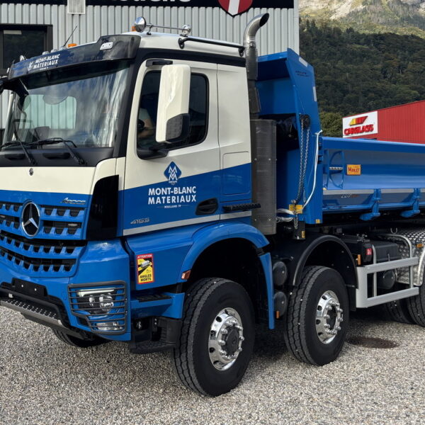 Covering sur le camion de Mont-Blanc Matériaux