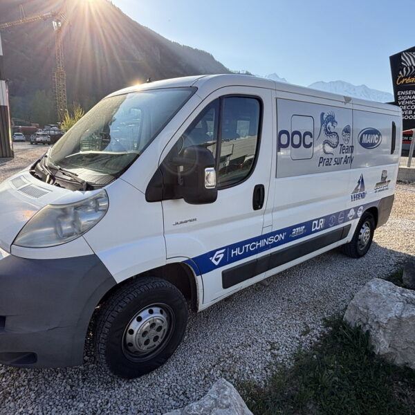 Covering personnalisé pour le minibus du Team Praz sur Arly