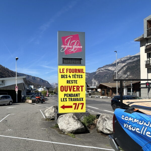 Un Totem visible et rassurant pour le Fournil des 4 têtes