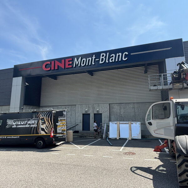 Nouvelle enseigne lumineuse pour le Ciné Mont Blanc à Sallanches
