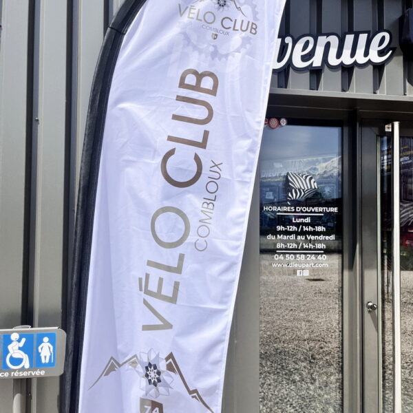 Oriflamme personnalisé aux couleurs du vélo club de Combloux