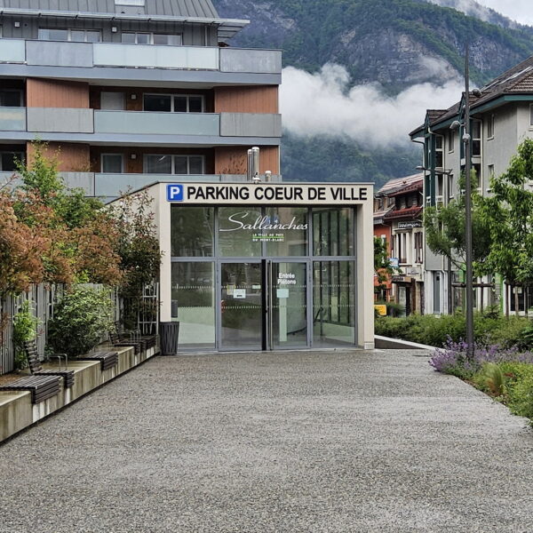Une entrée piétons bien signalée pour le parking de Sallanches