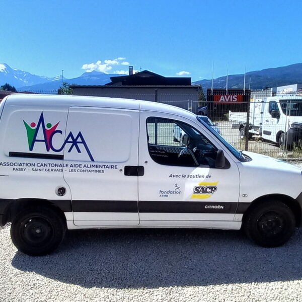 Visibilité solidaire pour l’ACAA grâce à un marquage véhicule signé Dieup’art