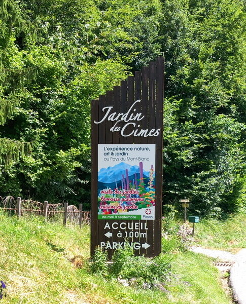 Totem signalétique en bois installé pour le Jardin des Cimes au Plateau d’Assy