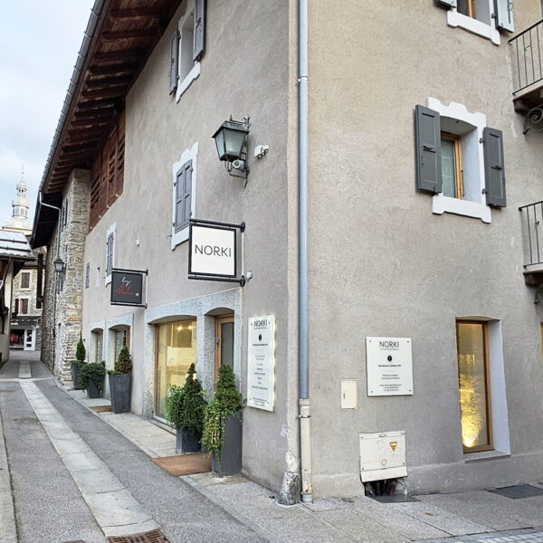 Une enseigne drapeau Norki Megève