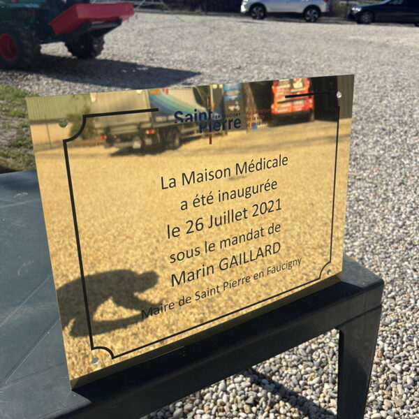 Plaque d’inauguration de la Maison Médicale de Saint-Pierre