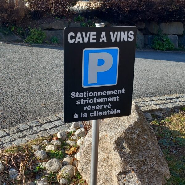 Panneau parking pour la Cave à Vins de Combloux