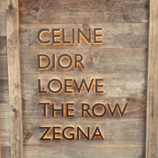 Lettres lumineuses pour la boutique Dior – Blue & Berry, Megève