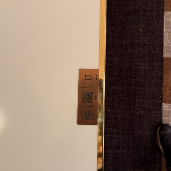 Plaques gravées pour identifier les tables de Plan Joran