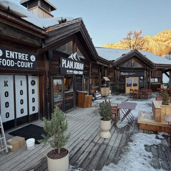 Enseignes extérieures pour le restaurant d'altitude Plan Joran