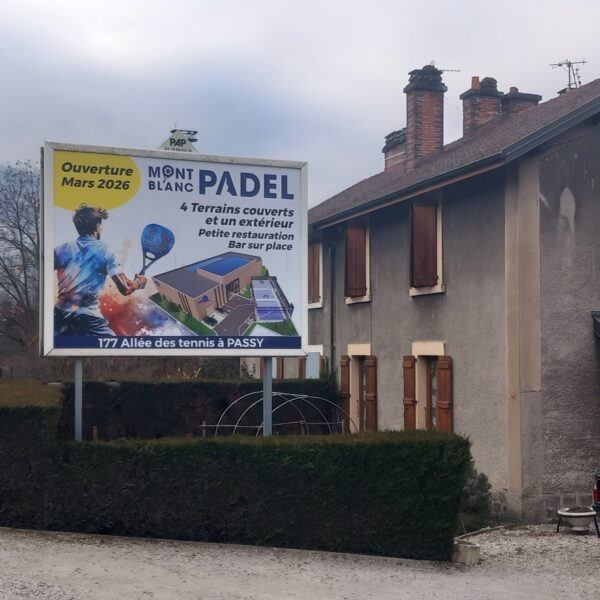 Panneau publicitaire pour Mont Blanc Padel