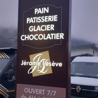 Enseigne totem Le Fournil des 4 têtes